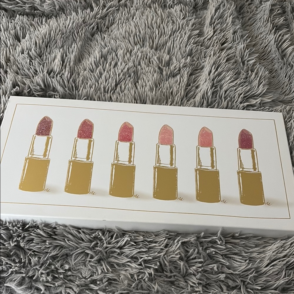 WALL ART - LIPSTICK PAINTING